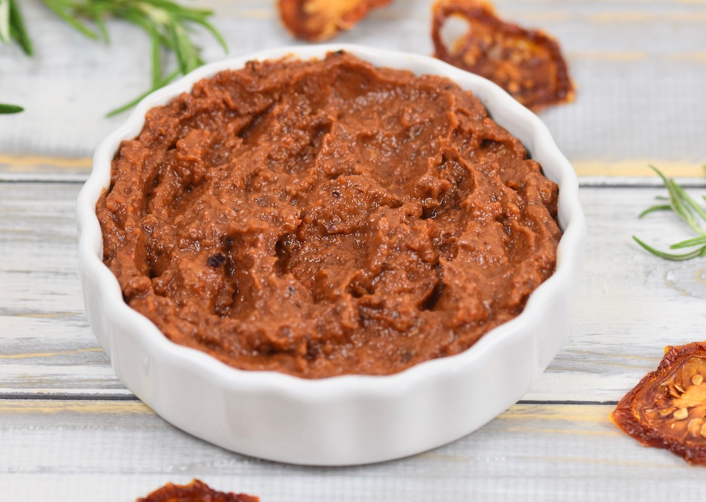 Oliven-Tomaten-Dip - Dip - Oliven-Tomaten-Creme - Rezept - vegan - glutenfrei - getrocknete Tomaten - Oliven - Brotaufstrich - schnell - einfach - grillen - Aufstrich - Low Carb - Clean Eating - mediterran - gesund
