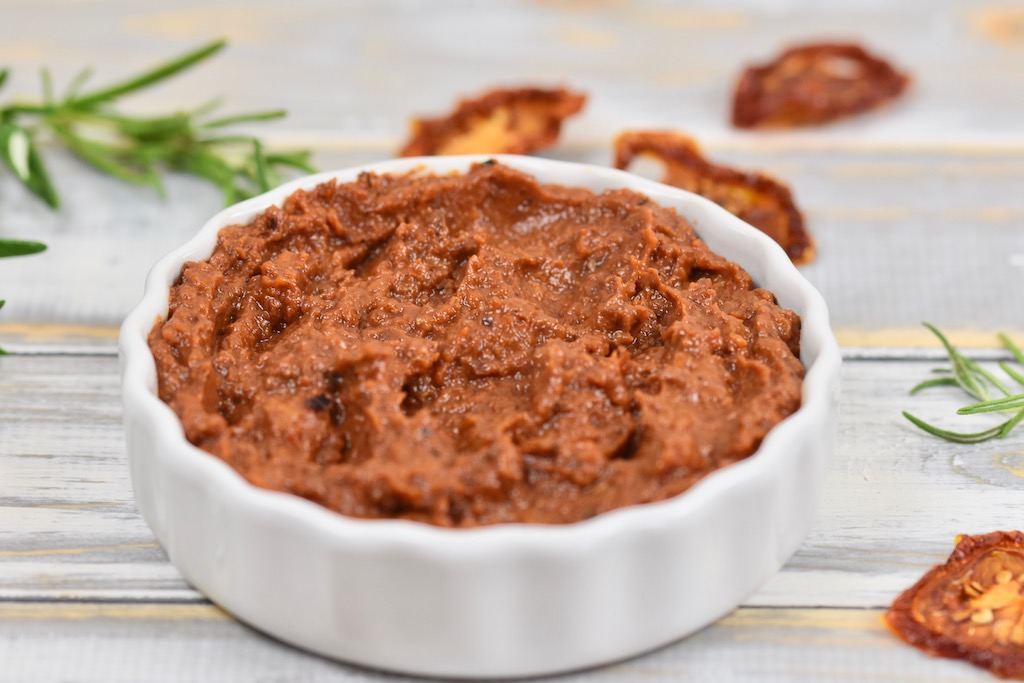 Oliven-Tomaten-Dip - Dip - Oliven-Tomaten-Creme - Rezept - vegan - glutenfrei - getrocknete Tomaten - Oliven - Brotaufstrich - schnell - einfach - grillen - Aufstrich - Low Carb - Clean Eating - mediterran - gesund