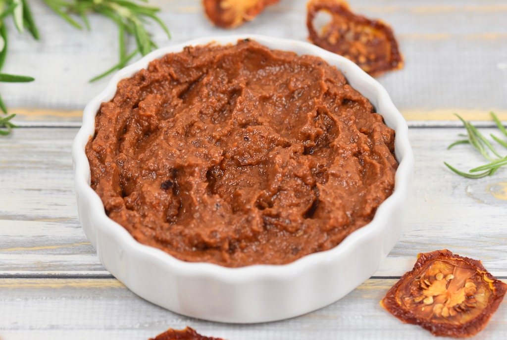 Oliven-Tomaten-Dip - Dip - Oliven-Tomaten-Creme - Rezept - vegan - glutenfrei - getrocknete Tomaten - Oliven - Brotaufstrich - schnell - einfach - grillen - Aufstrich - Low Carb - Clean Eating - mediterran - gesund