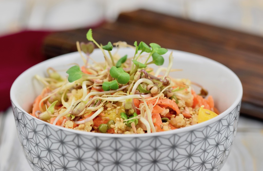 Quinoa-Bowl mit asiatischem Dressing - Quinoa-Bowl - Bowl - Quinoa - Dressing - asiatisch - Buddha-Bowl - Salat - Rezept - glutenfrei - vegan - gesund - einfach - Meal Prep - schnell