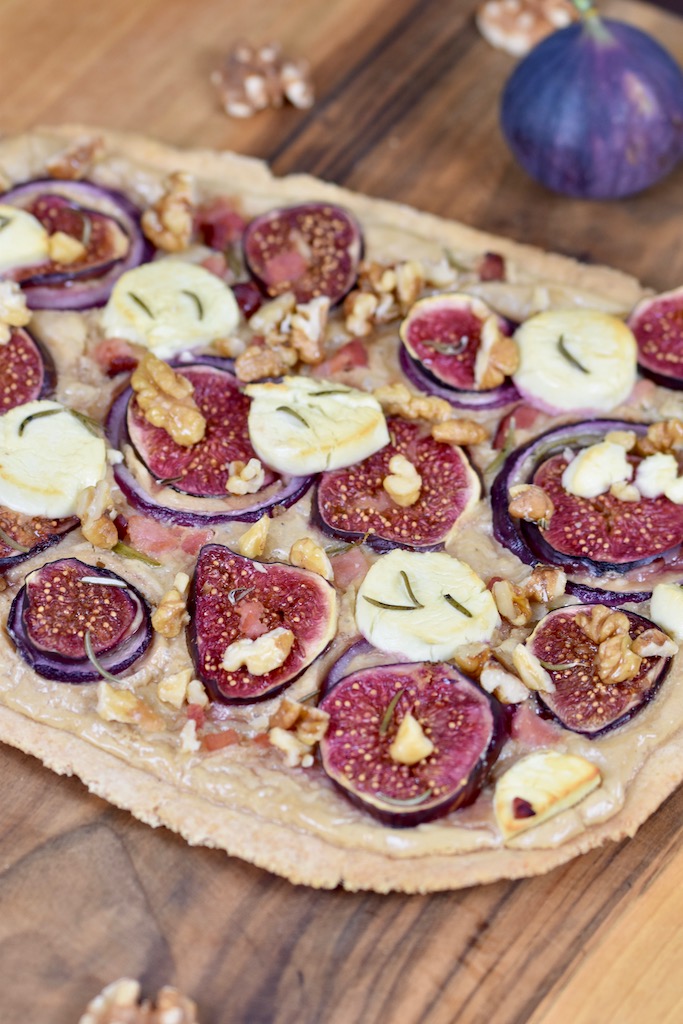 Flammkuchen mit Feigen und Ziegenkäse - Flammkuchen - Rezept - laktosefrei - glutenfrei - Feigen - Ziegenkäse - Rosmarin - Walnüsse - Belag - Teig - mediterran
