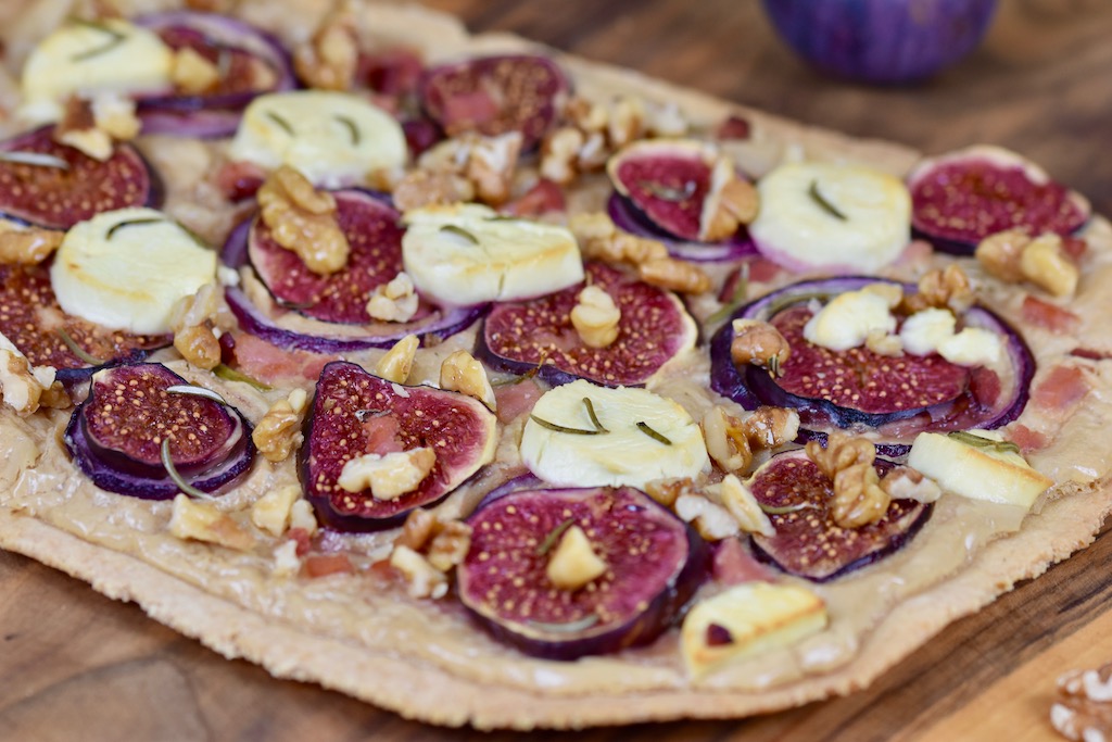Flammkuchen mit Feigen und Ziegenkäse - Flammkuchen - Rezept - laktosefrei - glutenfrei - Feigen - Ziegenkäse - Rosmarin - Walnüsse - Belag - Teig - mediterran