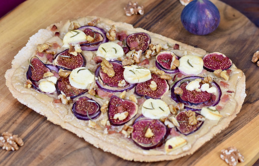 Flammkuchen mit Feigen und Ziegenkäse - Flammkuchen - Rezept - laktosefrei - glutenfrei - Feigen - Ziegenkäse - Rosmarin - Walnüsse - Belag - Teig - mediterran