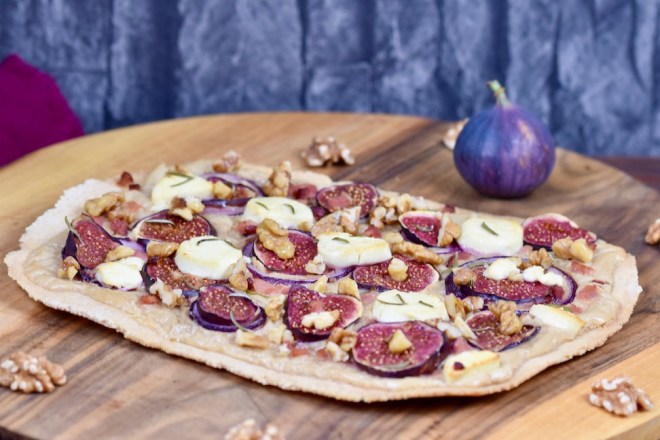 Flammkuchen mit Feigen und Ziegenkäse - Flammkuchen - Rezept - laktosefrei - glutenfrei - Feigen - Ziegenkäse - Rosmarin - Walnüsse - Belag - Teig - mediterran