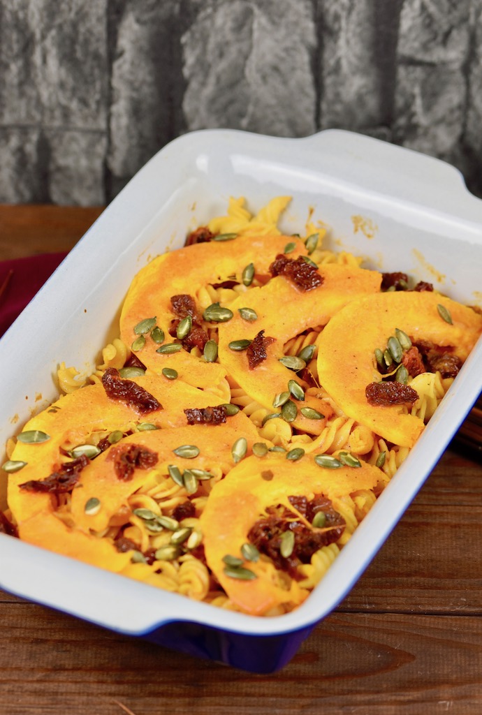herbstlicher Nudelauflauf mit Kürbis - Nudelauflauf - Kürbisauflauf - Rezept - Kürbis - Nudeln - vegan - glutenfrei - einfach - gesund - cremig - Auflauf - Ofengerichte - überbacken