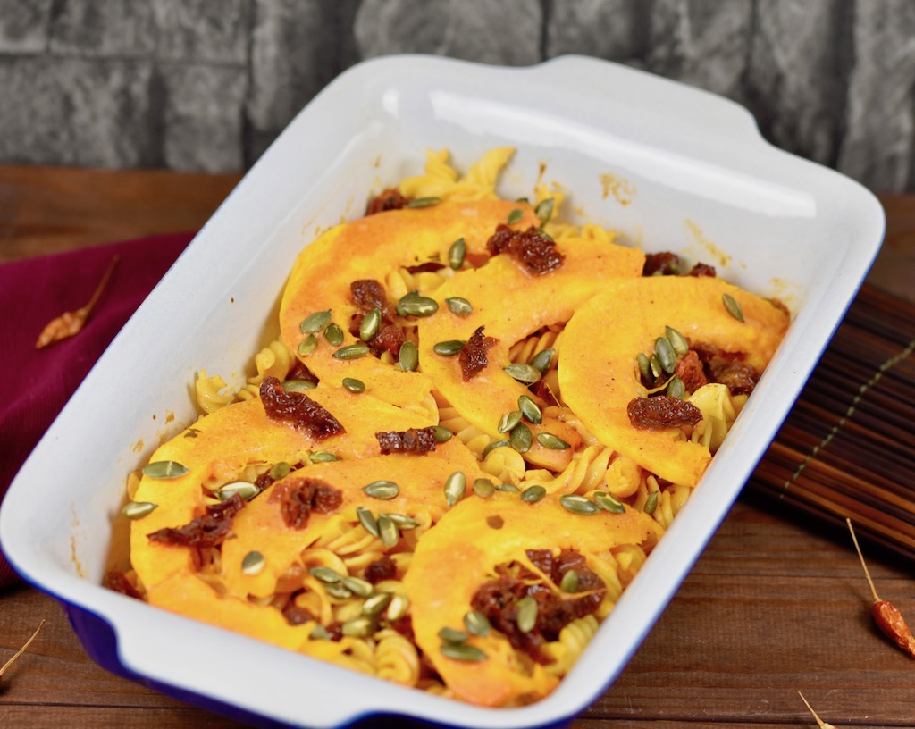 herbstlicher Nudelauflauf mit Kürbis - Nudelauflauf - Kürbisauflauf - Rezept - Kürbis - Nudeln - vegan - glutenfrei - einfach - gesund - cremig - Auflauf - Ofengerichte - überbacken