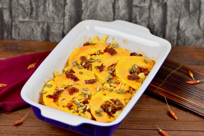 herbstlicher Nudelauflauf mit Kürbis - Nudelauflauf - Kürbisauflauf - Rezept - Kürbis - Nudeln - vegan - glutenfrei - einfach - gesund - cremig - Auflauf - Ofengerichte - überbacken