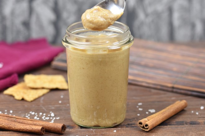 Salted Caramel Aufstrich in einem Glas. Hintergrund dunkel.