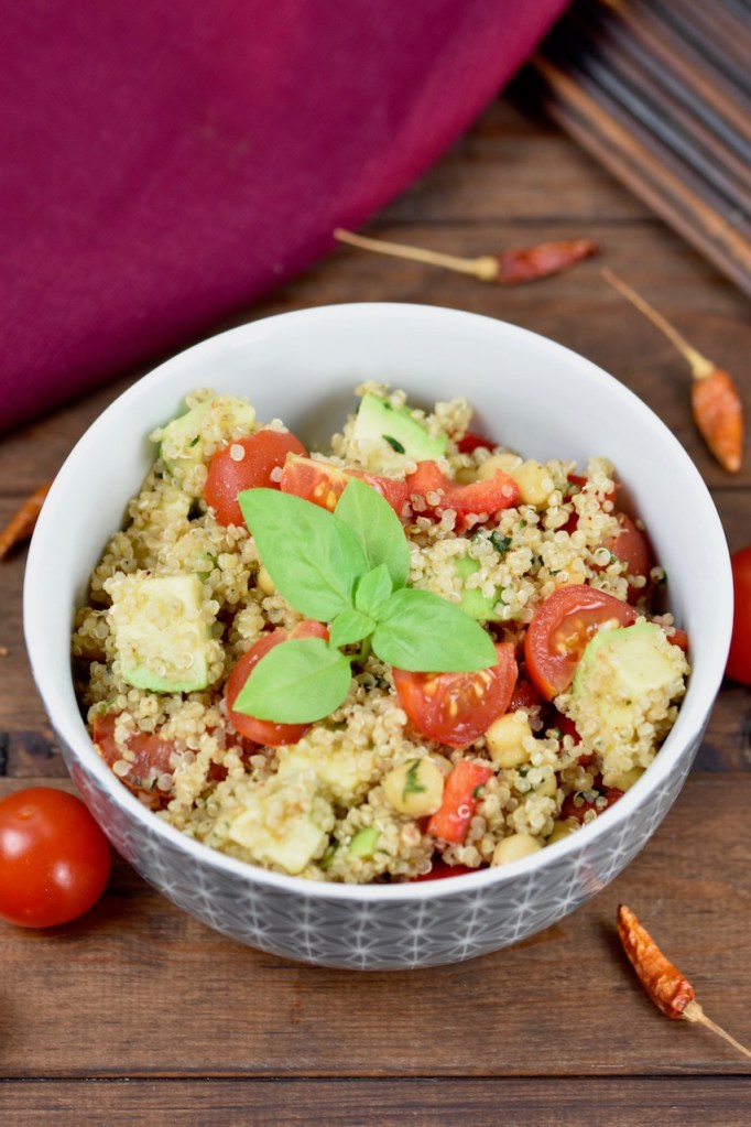 Quinoa-Kichererbsen-Salat - mit Avocado - Rezept - vegan - schnell - einfach - abnehmen - gesund - glutenfrei - Salat - Meal Prep