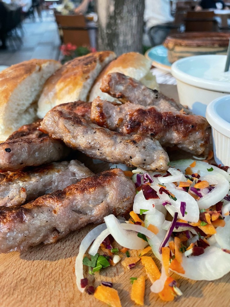 Essen und Trinken in Mazedonien - Kebapi mit Brot und Zwiebeln