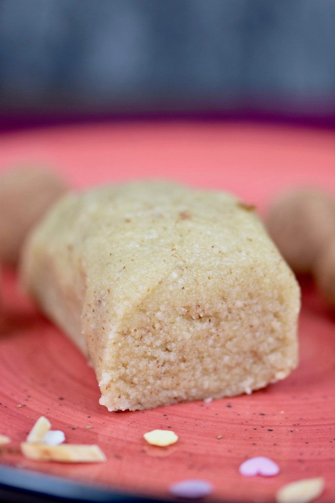 Marzipan selber machen - ohne Zucker - Rezept - Marzipan - weißes Marzipan - vegan - glutenfrei - selber herstellen - Mandelmehl - mit Rosenwasser - ohne Rosenwasser - zuckerfrei - Marzipankartoffeln - DIY