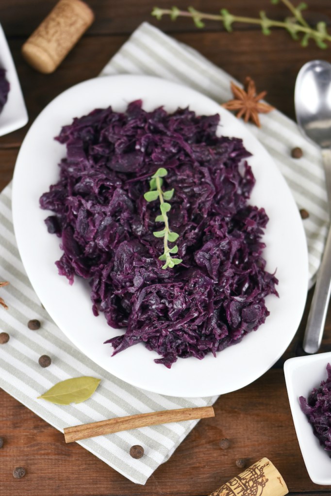 Klassischer Rotkohl mit Apfel auf weißem Teller.