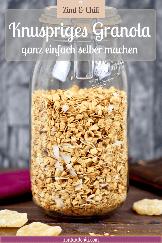 Knuspriges Granola im Glas. Hintergrund dunkel. Beschrifteter Pin.