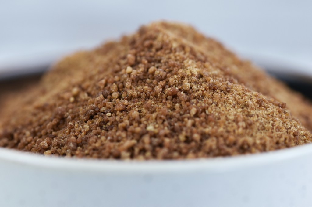 brauner Zucker in weißer Schale