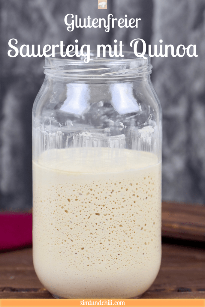 Glutenfreier Sauerteig im Glas. Man sieht die Bläschenbildung. Hintergrund dunkel. Pin beschriftet