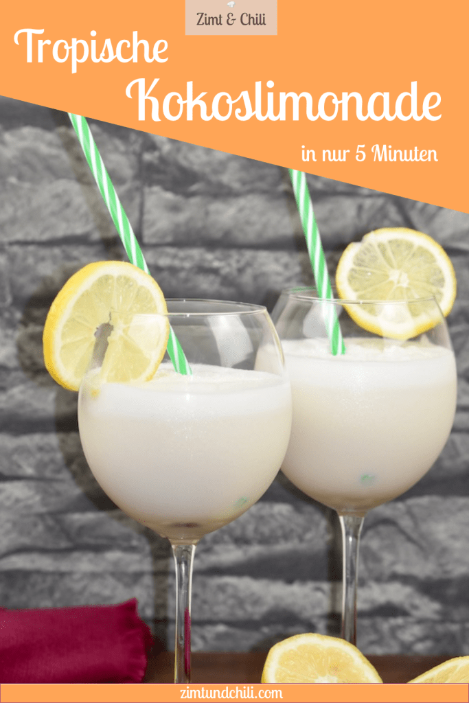 Tropische Kokoslimonade in zwei Weingläsern garniert mit einer Zitronenscheibe und einem Strohhalm. Hintergrund dunkel. Pin beschriftet.