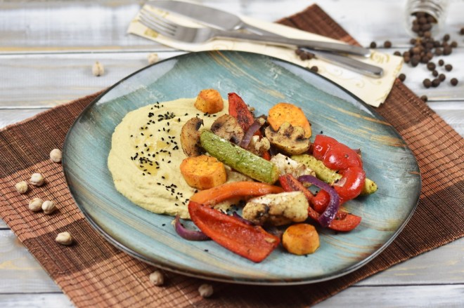 Hummus mit geröstetem Knoblauch und&nbsp;Ofengemüse