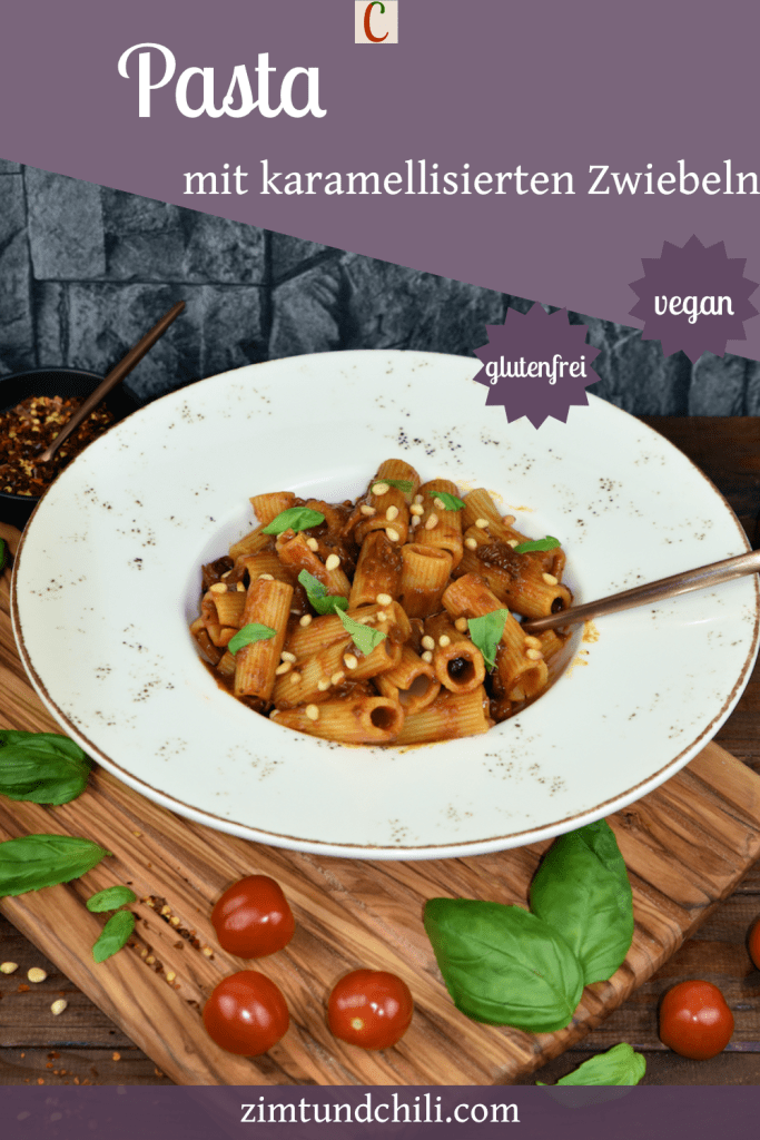 Pasta mit karamellisierten Zwiebeln auf weißem Teller. Hintergrund dunkel. beschrifteter Pin.