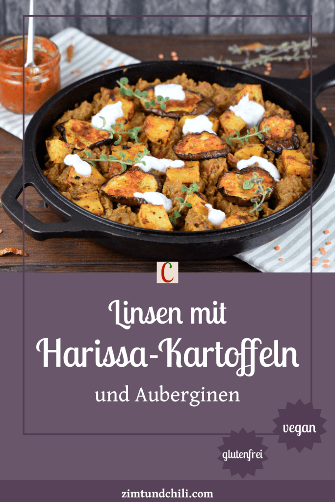 Linsen mit Harissa Kartoffeln und Auberginen mit ein paar Klecksen Joghurt dekoriert in einer schwarzen Pfanne aus Gusseisen. Beschrifteter Pin.