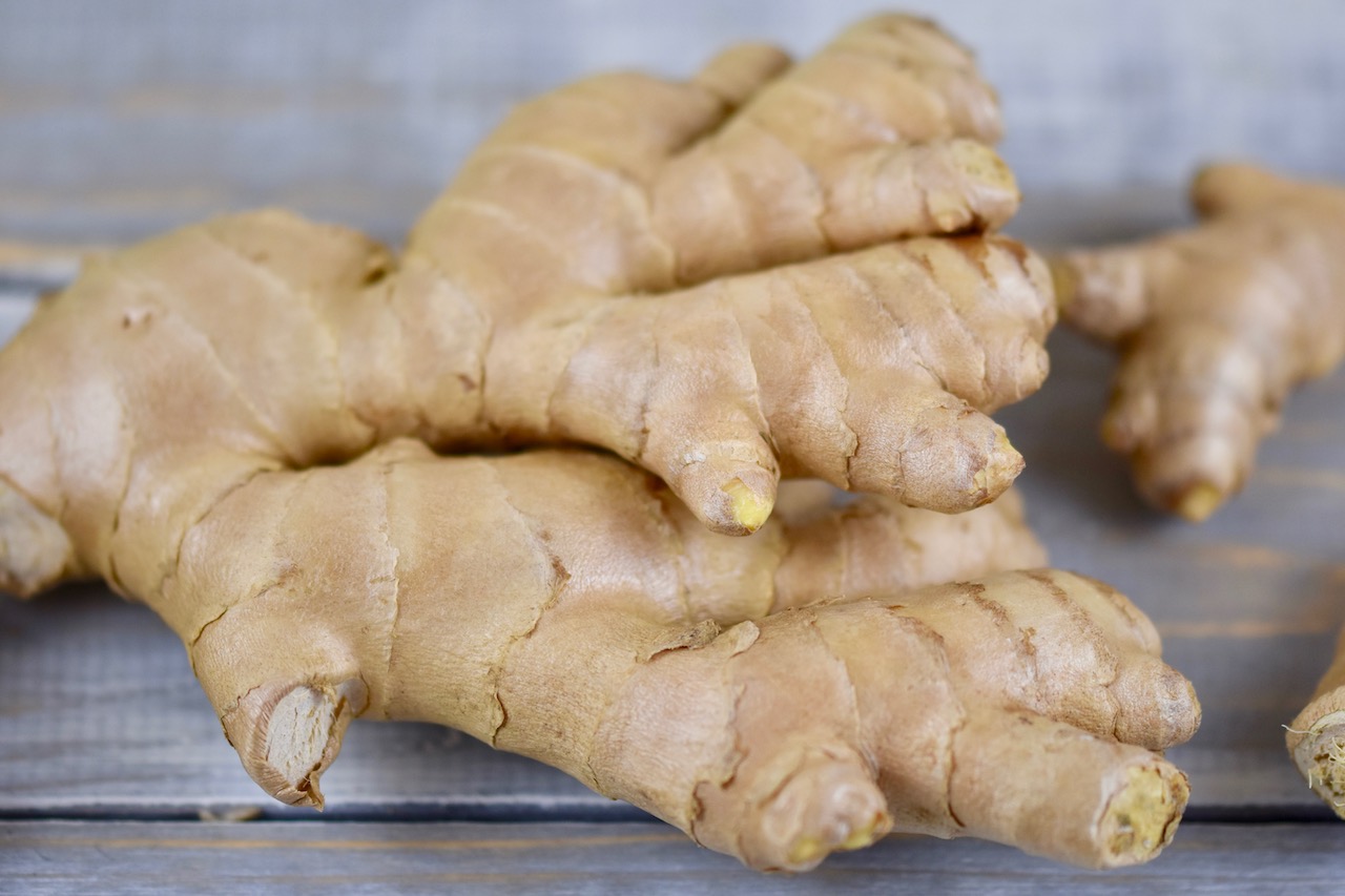 Ingwerknolle auf hellen Holzlamellen