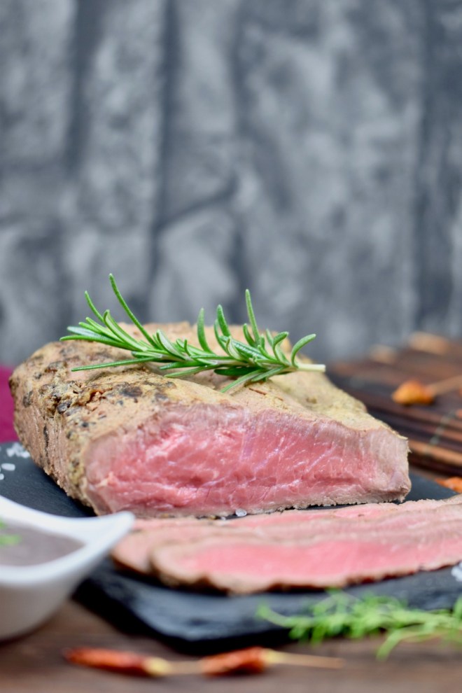 Saftiges Roastbeef mit Thymian-Rotwein-Sauce | Zimt &amp; Chili