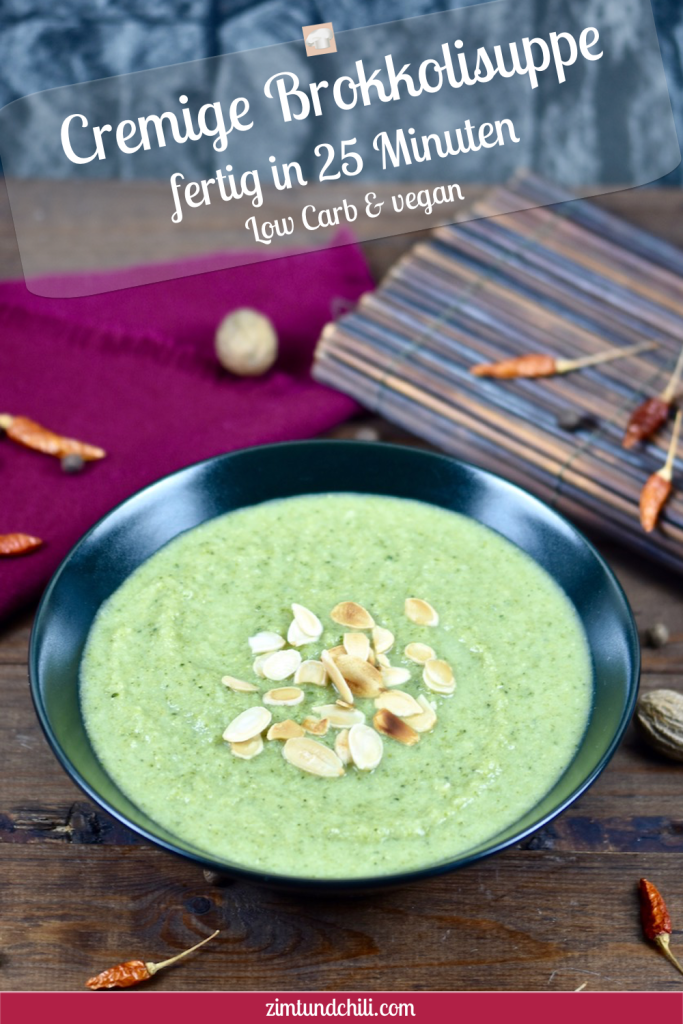 cremige Brokkolisuppe in schwarzer Schale, dekoriert mit Mandelplättchen. Hintergrund dunkel. Bild beschriftet