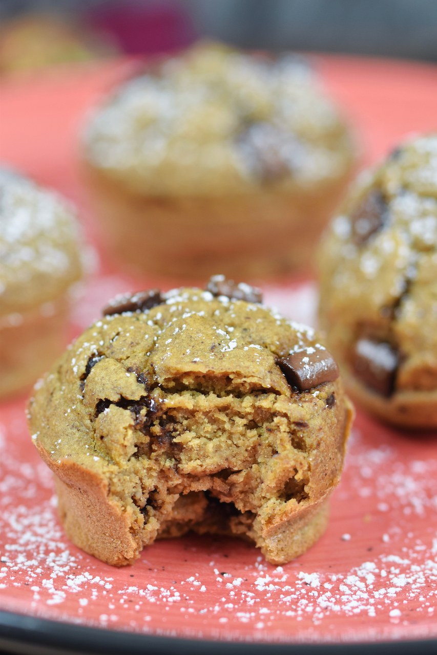 Pumpkin Spice Muffins mit Chocolate Chips auf roten Teller.