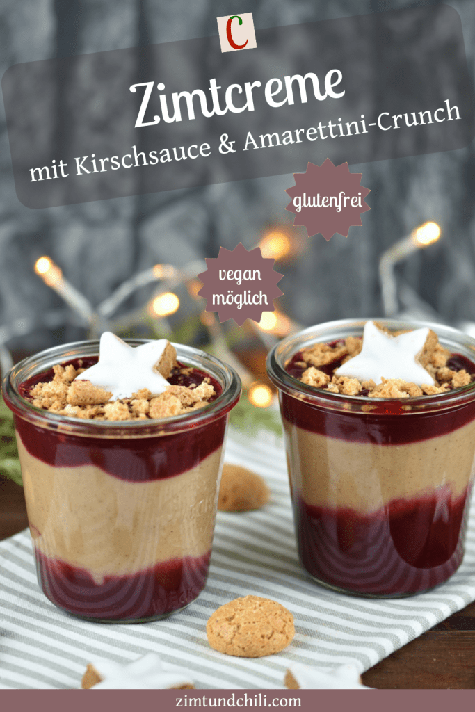 Zimtcreme mit Kirschsauce und Amarettini-Crunch in 2 Gläsern.