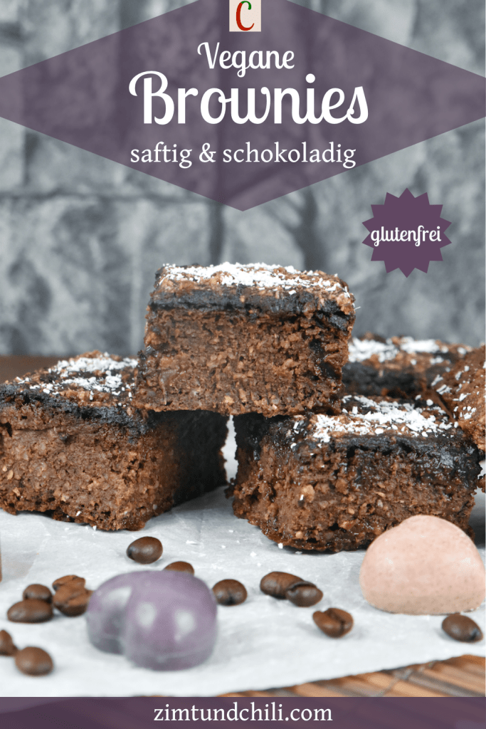 Vegane Brownies übereinander gestapelt auf Backpapier. Hintergrund dunkel. Beschrifteter Pin.