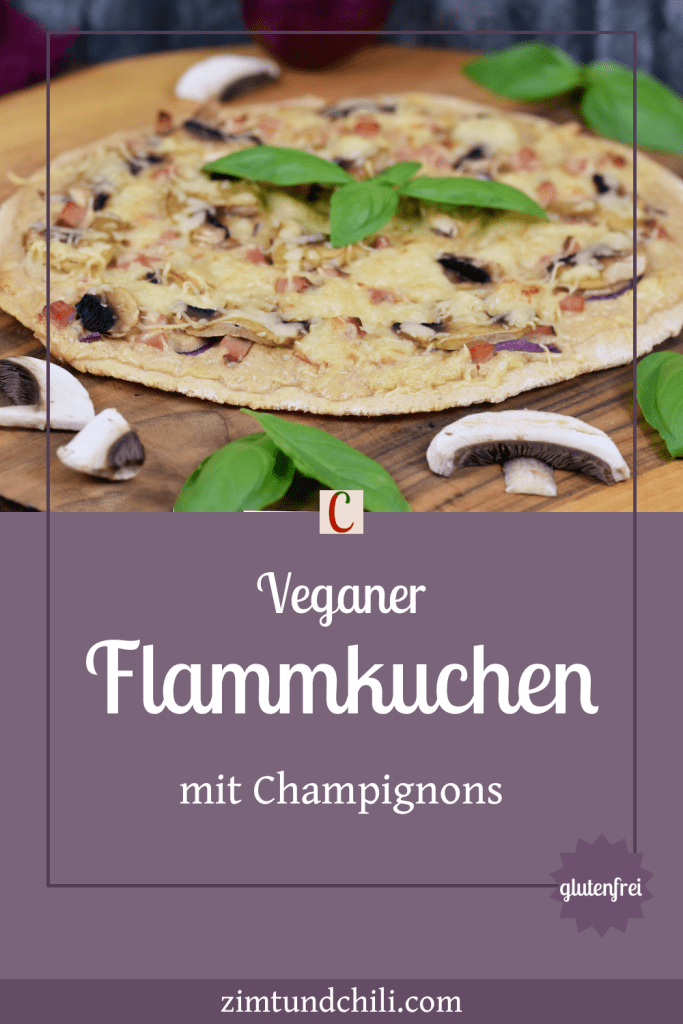Veganer Flammkuchen mit Champignons und Basilikum auf Holzbrett. Beschrifteter Pin.