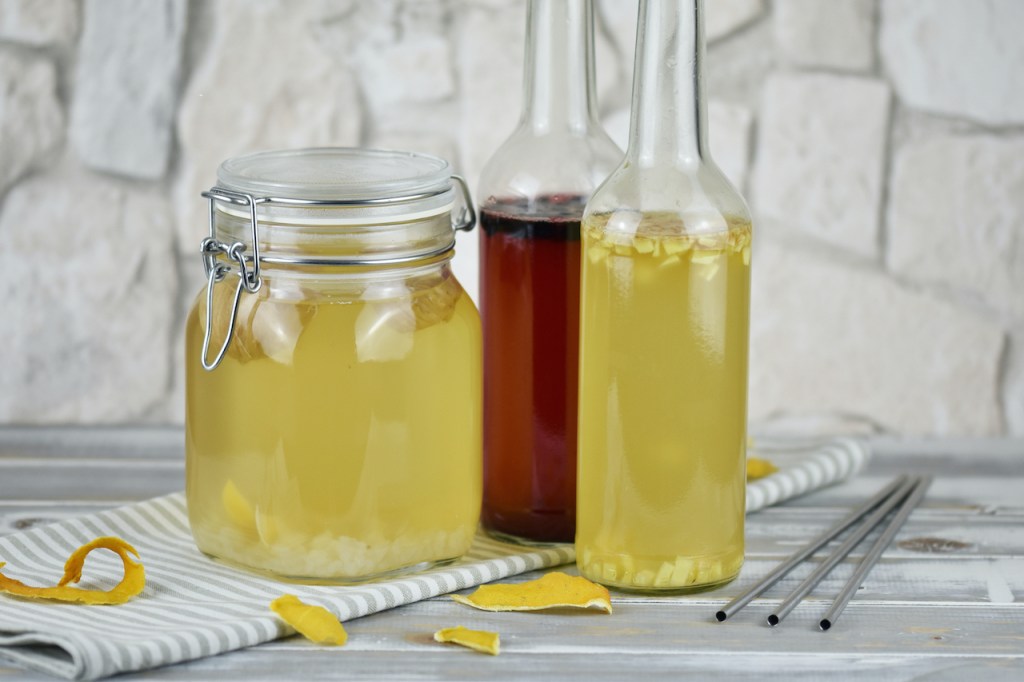 Wasserkefir im Einmachglas und in 2 Flaschen. Im Einmachglas ist der Ansatz und in den Flaschen die Zweitfermentation. In einer Flasche ist Ingwer und in einer sind Blaubeeren zugesetzt.