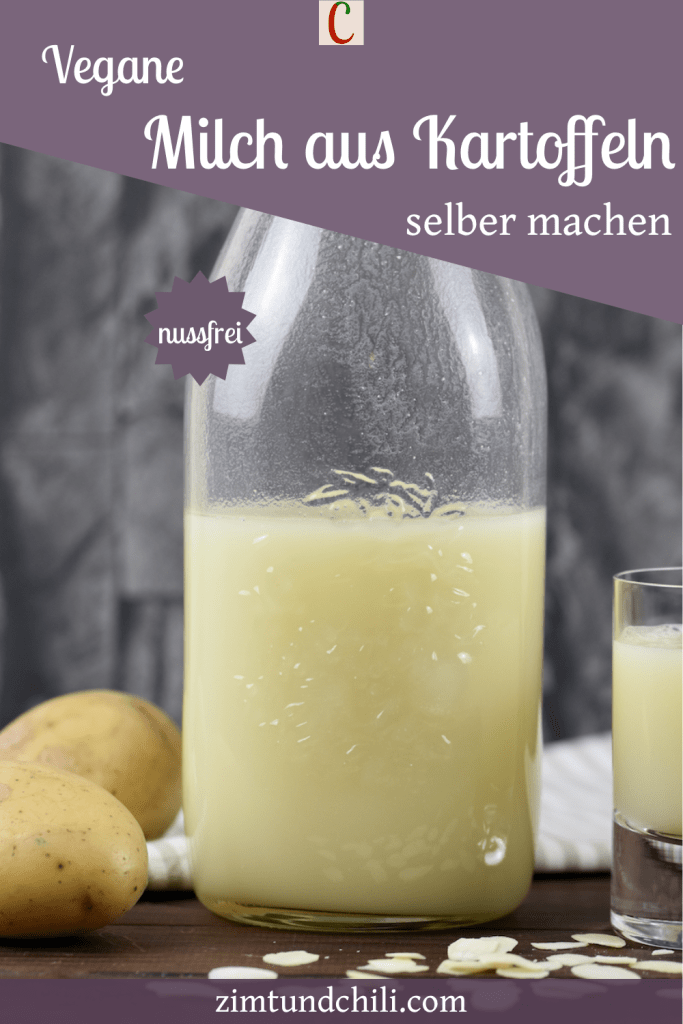 Vegane Milch aus Kartoffeln in einer Glasflasche und einem Glas. Hintergrund dunkel. Beschrifteter Pin.