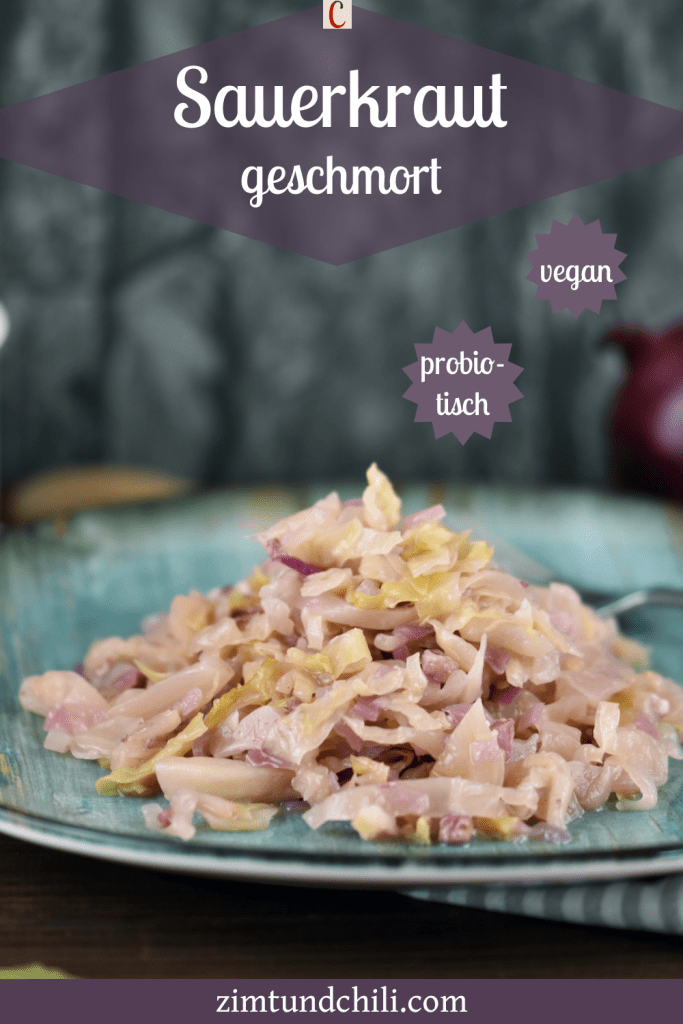 Sauerkraut geschmort auf einem blau-grünem Teller. Beschrifteter Pin