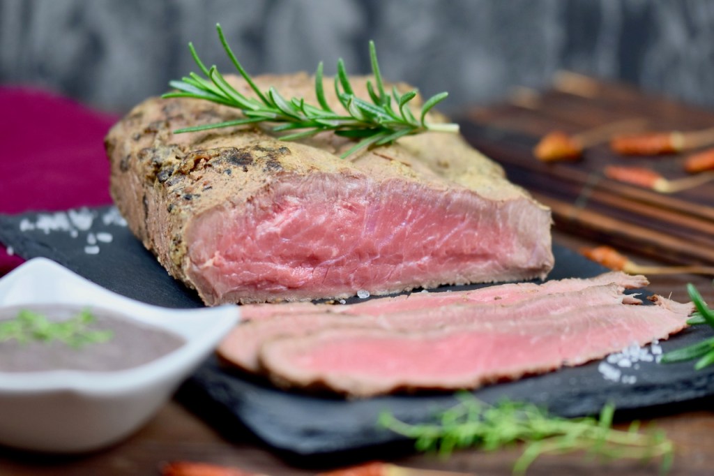 Roastbeef - saftig - Thymian-Rotwein-Sauce - Rezept - Niedrigtemperatur - im Backofen - Braten - Weihnachten - Slowcooker