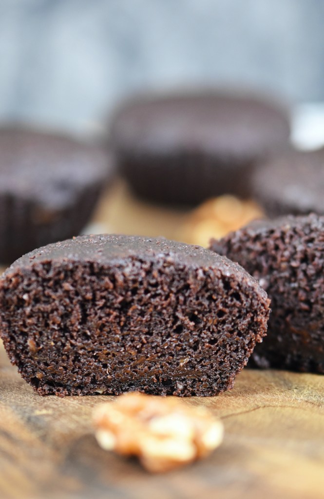 Saftige Brownies mit Walnüssen auf Holzbrett.