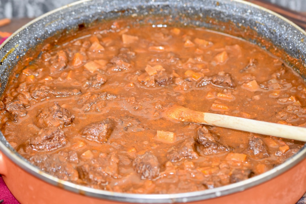 zartes Rindergulasch im Ofen geschmort - Gulasch - Rindergulasch - Gulasch mit Rotwein - Rind - Rezept - einfach - klassisch - zart - Weihnachten - Backofen