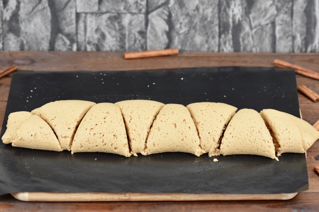 Teigrolle in Trapeze geschnitten, Hintergrund dunkel