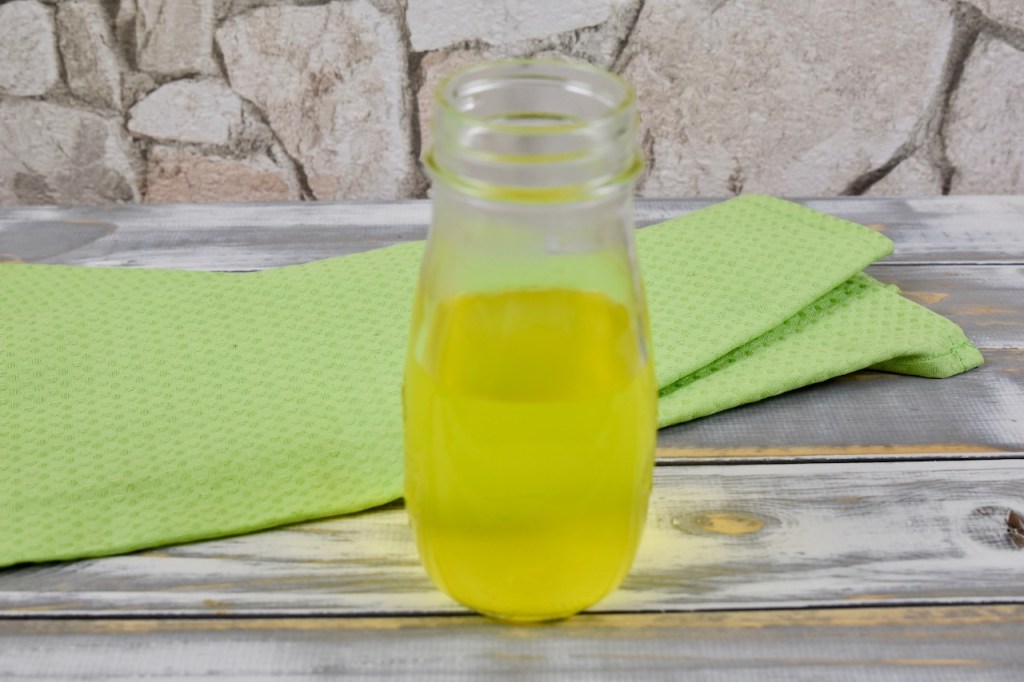 Gemüsefond in einem Glas. Hintergrund hell.