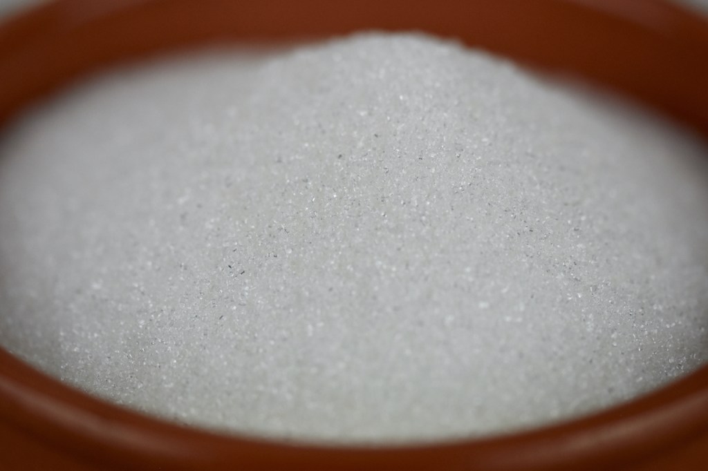 Zucker in einer Schale aus Ton