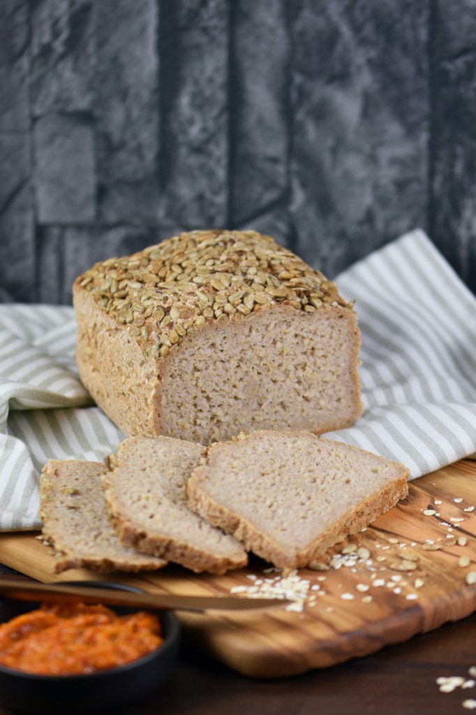 Glutenfreies Haferbrot auf Holzbrett - angeschnitten