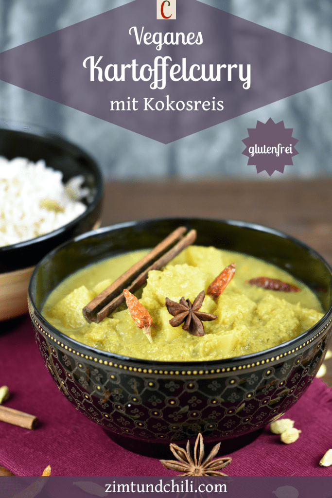 Veganes Kartoffelcurry in einer schwarzen Schale. Im Hintergrund steht der Kokosreis in einer anderen asiatischen Schale. Beschrifteter Pin.