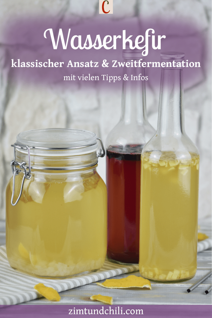 Wasserkefir im Einmachglas und in 2 Flaschen. Im Einmachglas ist der Ansatz und in den Flaschen die Zweitfermentation. In einer Flasche ist Ingwer und in einer sind Blaubeeren zugesetzt. Beschrifteter Pin.