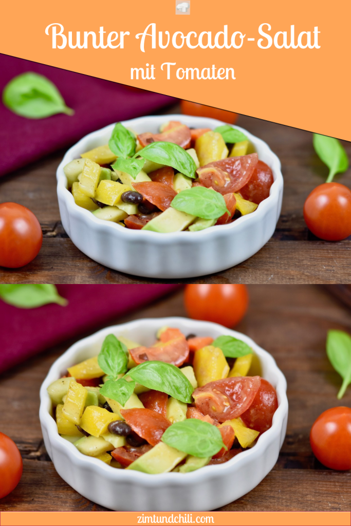 Bunter Avocado-Salat mit Tomaten in weißer Schale. Dekoriert mit Basilikum. Hintergrund dunkel. Zwei Fotos auf einem Pin. Pin beschriftet