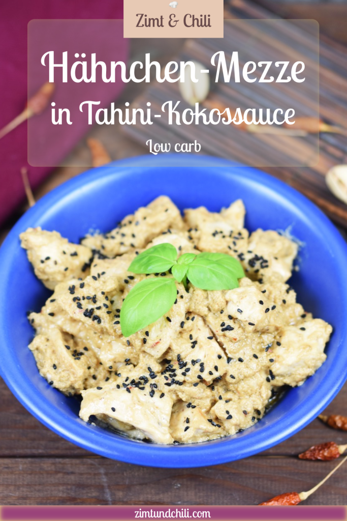 Hähnchen-Mezze in Tahini-Kokossauce in einer blauen Schale garniert mit Basilikum. Hintergrund dunkel. Pin beschriftet.