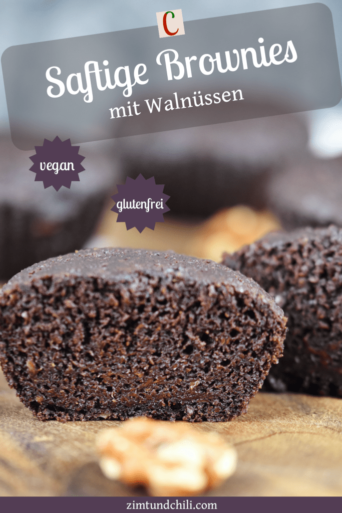 Saftige Brownies mit Walnüssen auf Holzbrett. Beschrifteter Pin.
