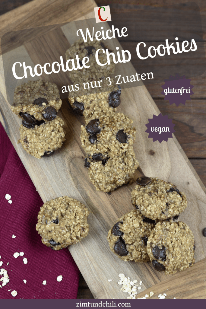 Weiche Chocolate Chip Cookies auf Holzbrett. Hintergrund dunkel. Beschrifteter Pin.
