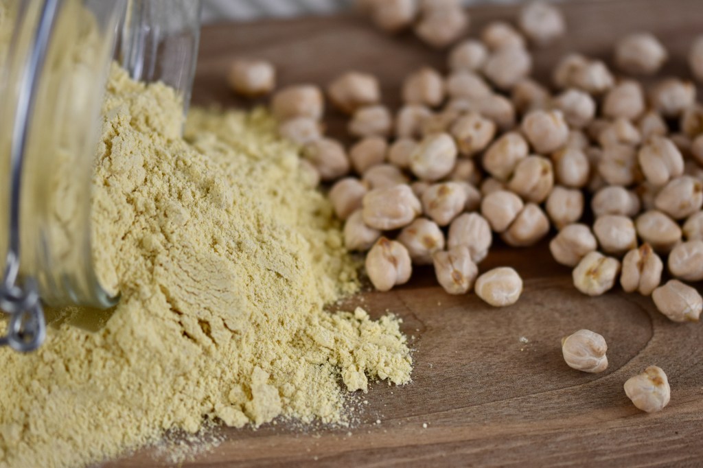 Kichererbsenmehl und getrocknete Kichererbsen