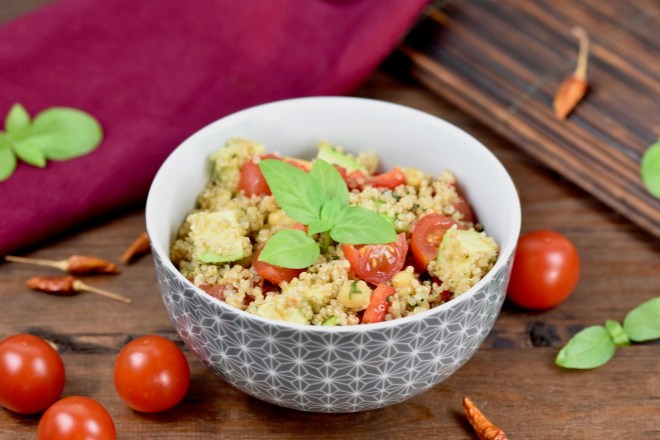 Quinoa-Kichererbsen-Salat - mit Avocado - Rezept - vegan - schnell - einfach - abnehmen - gesund - glutenfrei - Salat - Meal Prep