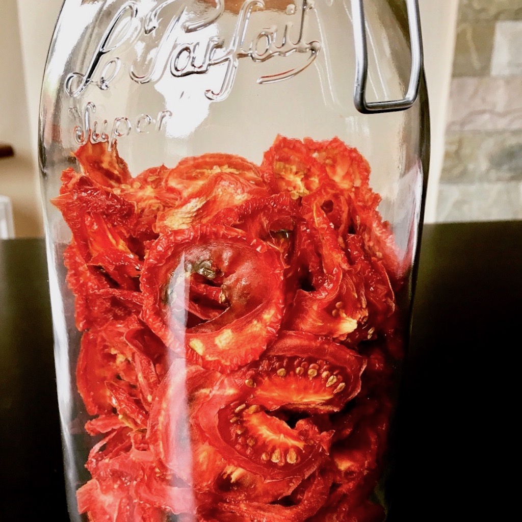 getrocknete Tomaten in Scheiben in einem Glas