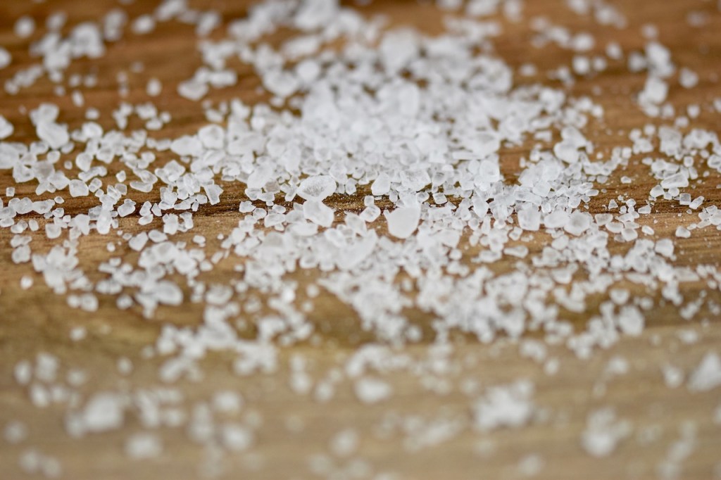grobe Salzkörner auf Holzbrett